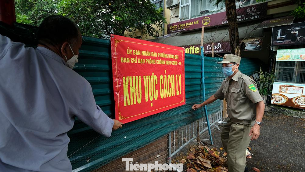 Bệnh cạnh đó, phường Hàng Bột cũng đang lập các chốt kiểm soát để thắt chặt việc người dân ở khu vực phong tỏa của phường Thổ Quan có thể qua lại 'vùng xanh' của phường.