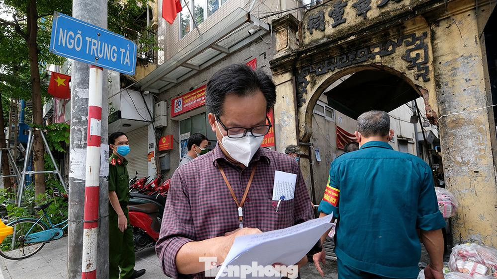 Để đảm bảo việc giãn cách xã hội trong khu vực cách ly, phường còn lập 12 chốt kiểm soát cho lực lượng dân quân, tổ COVID cộng đồng... làm nhiệm vụ nhắc nhở người dân không ra khỏi nhà. Ông Nguyễn Thành Trường - Chủ tịch UBND phường Thổ Quan (quận Đống Đa, Hà Nội) cho biết.