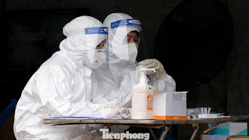 Trong buổi chiều nay, có hàng chục điểm rải khắp khu vực dân cư trong phường Văn Chương tổ chức xét nghiệm nhanh cho người dân sống trên địa bàn phường.