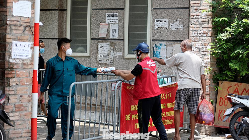 Lực lượng chức năng tạm phong tỏa, chốt chặn sau khi ghi nhận ca dương tính sáng nay (3/9).