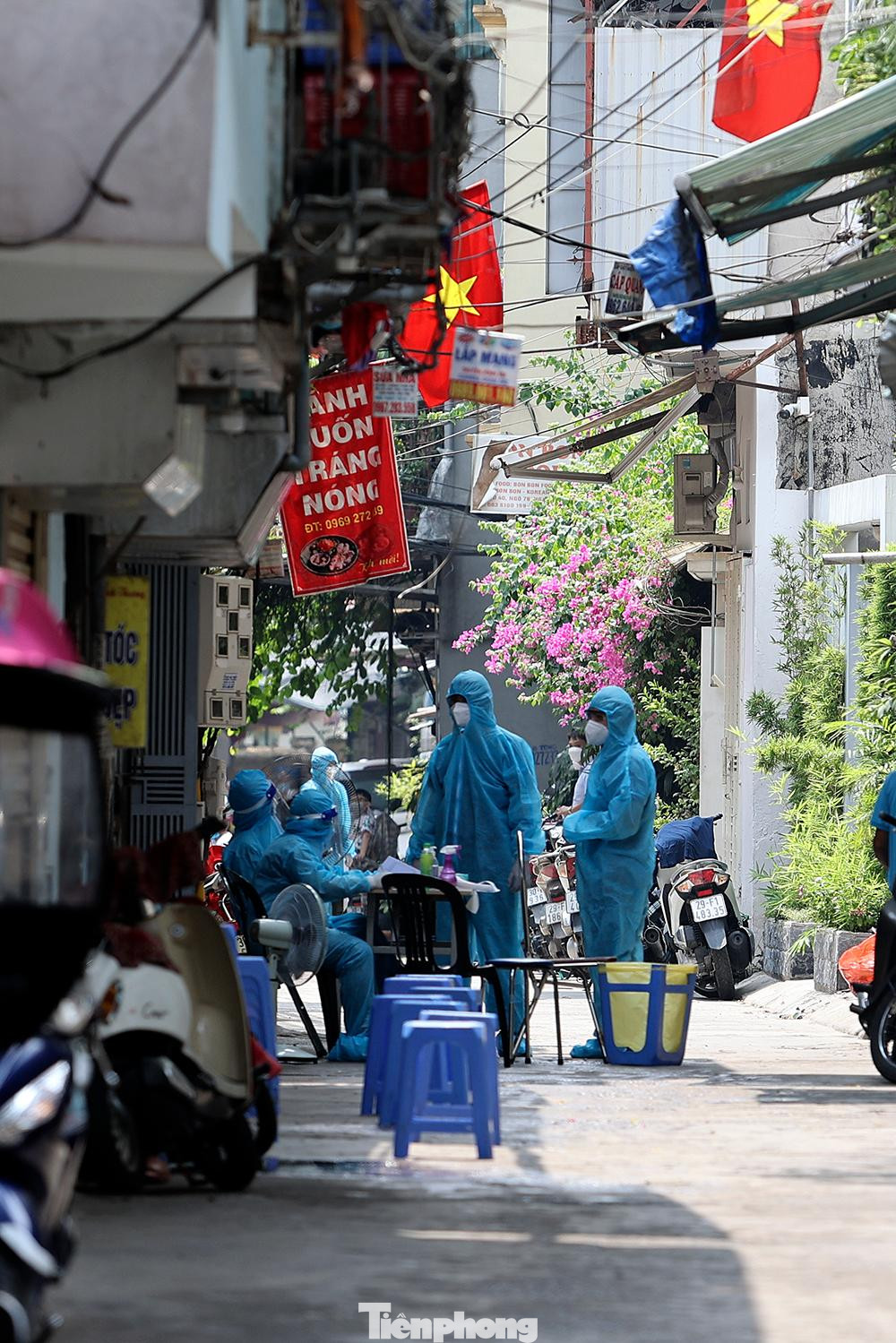 Thông tin trước đó, ca dương tính với SARS-CoV-2 là nữ, 31 tuổi, bán bún ốc và đã nghỉ làm. Ngày 28/8, người phụ nữ này sốt, ho, đau họng. Đến ngày 1/9 khai báo với trạm y tế phường và được lấy mẫu xét nghiệm sàng lọc, kết quả khẳng định dương tính ngày 2/9.