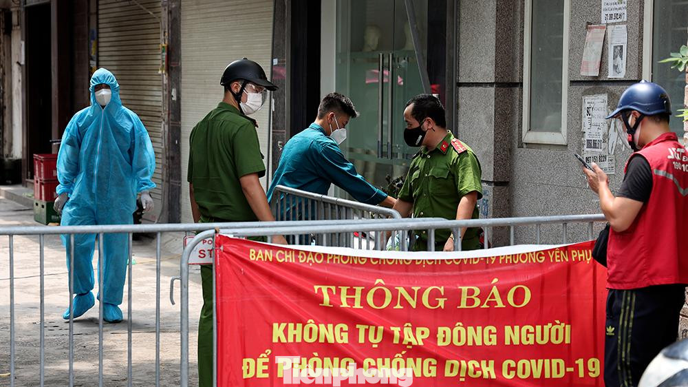 Sáng 3/9 lực lượng công an đã lập barie chốt trực tại ngách 32, ngõ 76 An Dương (quận Tây Hồ, Hà Nội) yêu cầu người dân trong khu vực không được ra ngoài.