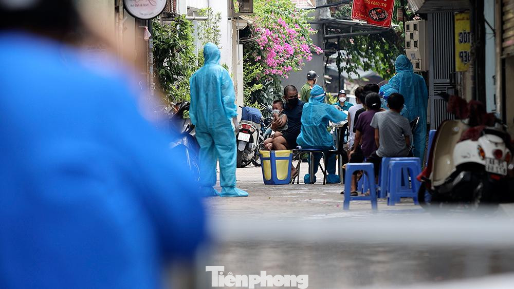 Trong ngày hôm nay (3/9), lực lượng y tế tiếp tục lấy mẫu xét nghiệm tại khu dân cư số 13 và 14 phường Yên Phụ. Trước mắt sáng lọc có 4 trường hợp F1 tiếp xúc gần. Bệnh nhân ở cùng bố mẹ và con đã được đưa đi cách ly.