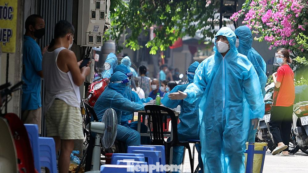 Được biết, trong đêm qua (2/9), lực lượng y tế quận Tây Hồ đã tiến hành lấy mẫu xét nghiệm cho khoảng 700 người trong bán kính 50m xung quanh gia đình ca nhiễm COVID-19.