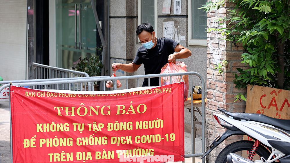 Người dân tại đây hiện không được ra khỏi nơi ở, hàng hóa được người dân vận chuyển, tiếp tế từ ngoài vào.