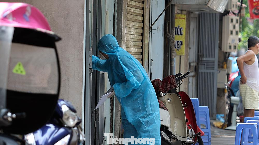 Lực lượng y tế yêu cầu toàn bộ người dân ở khu vực phải được lấy mẫu xét nghiệm.