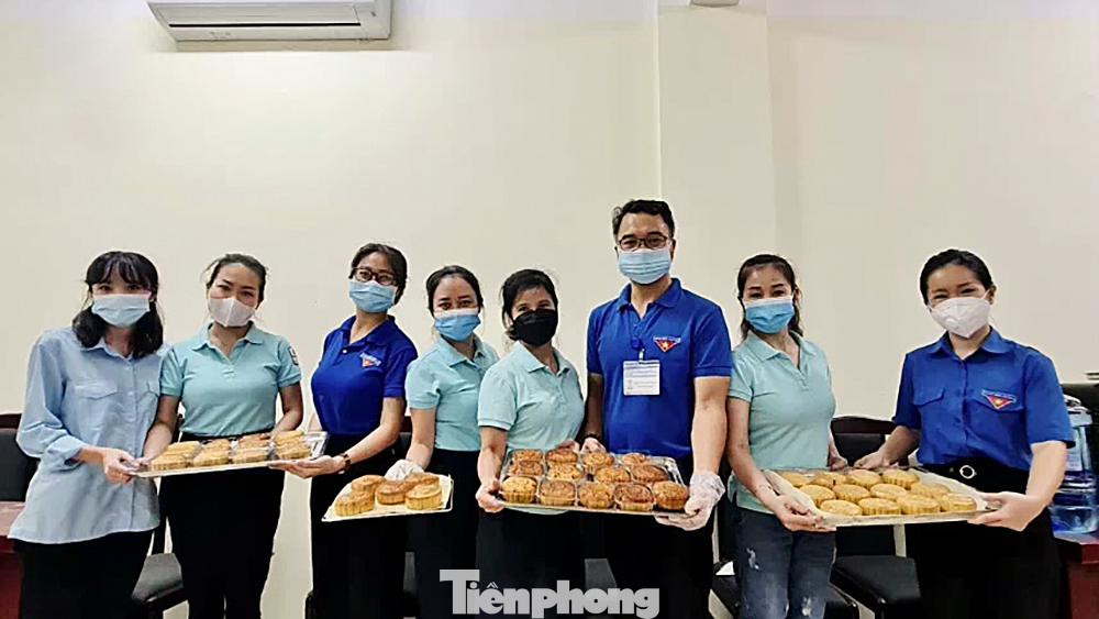 Các phần quà sẽ được các cán bộ đoàn, giáo viên tổng phụ trách trực tiếp đến thăm hỏi động viên và trao trực tiếp tại nhà cho các em học sinh.