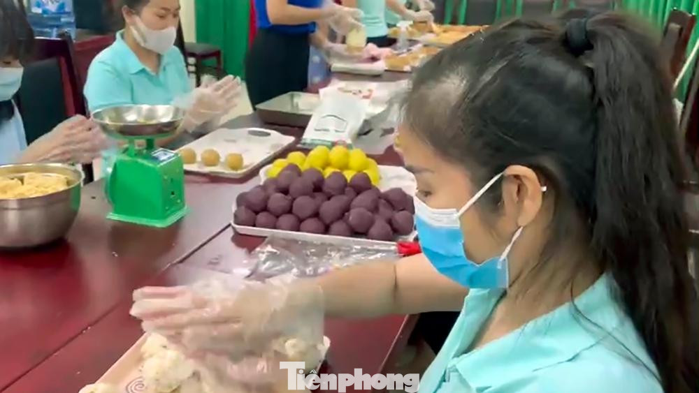 Chương trình được thực hiện với sự quyên góp trực tiếp của cán bộ đoàn, giáo viên tổng phụ trách Đội làm hơn 700 chiếc bánh Trung thu và 150 phần quà, mỗi phần trị giá 350 ngàn đồng…