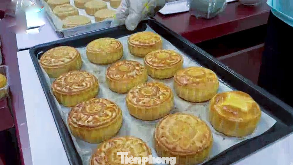 Tất cả bánh Trung thu đều là bánh nướng, để đảm bảo thời gian được lâu hơn cũng như bảo quản dễ hơn các loại bánh khác.