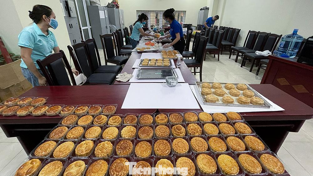 Trong 2 ngày nay (15, 16/9), Đoàn thanh niên - Hội đồng Đội quận Ba Đình đã triển khai tổ chức các hoạt động chuẩn bị phần quà cho chương trình “Trung Thu cho em”.