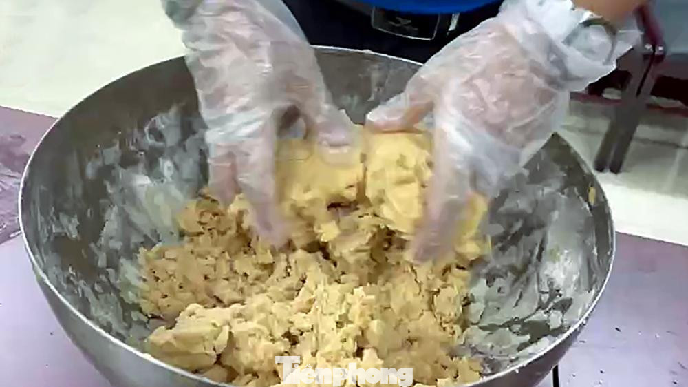 Những người làm bánh &quot;không chuyên&quot; vẫn thoăn thoắt với các công đoạn để chuẩn bị nguyên liệu làm bánh nướng.