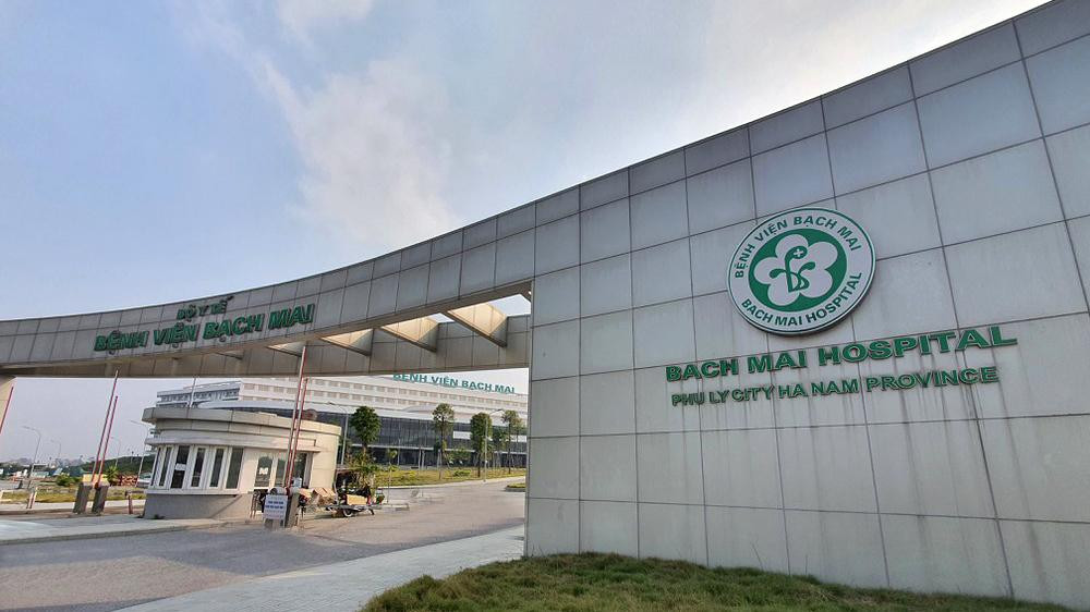 Cụ thể, tại công văn mới nhất, Cục Quản lý Khám, chữa bệnh (Bộ Y tế) đề nghị Bệnh viện Bạch Mai khẩn trương phối hợp Sở Y tế Hà Nam lên kế hoạch, xây dựng đề án thiết lập cơ sở điều trị bệnh nhân COVID-19 tại Bệnh viện Bạch Mai cơ sở 2 (Phủ Lý, Hà Nam) để sẵn sàng tiếp nhận, thu dung, quản lý, điều trị ca bệnh COVID-19 của tỉnh Hà Nam và các tỉnh lân cận (nếu dịch bệnh tiếp tục xảy ra).