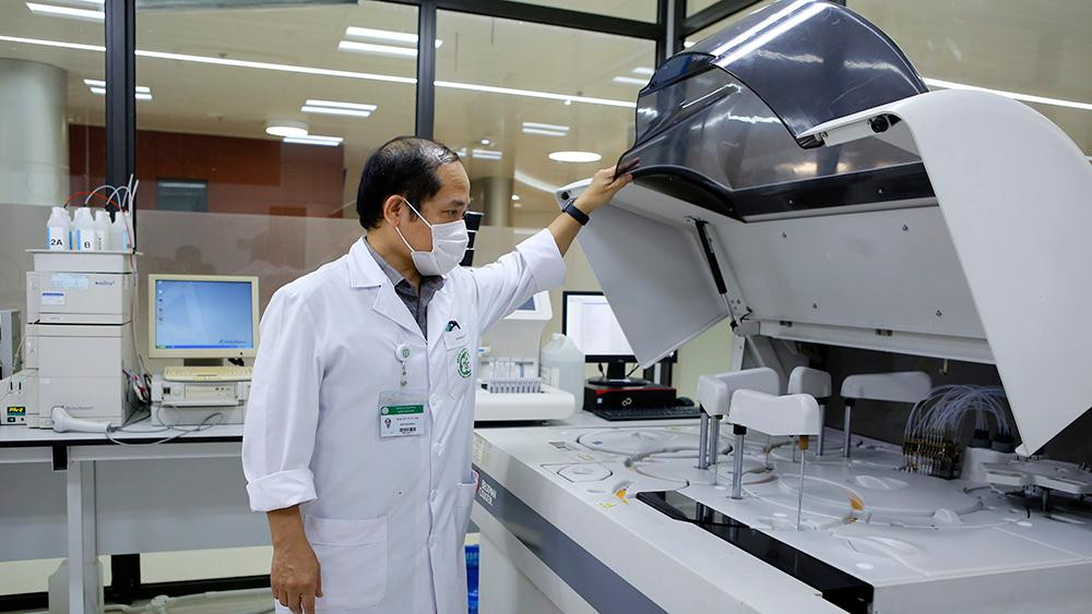 Hệ thống máy xét nghiệm khẳng định SARS-CoV-2 đã được khởi động, có thể hỗ trợ Hà Nam xét nghiệm ngay với công suất đến 10.000 mẫu/một ngày.