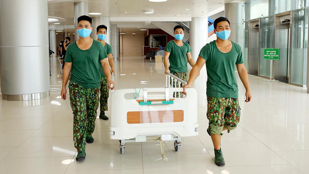 Lực lượng quân đội được huy động để đấy nhanh tiến độ, sẵn sàng cho những tình huống xấu nhất có thể xảy ra khi có nhiều người nhiễm bệnh cùng lúc.