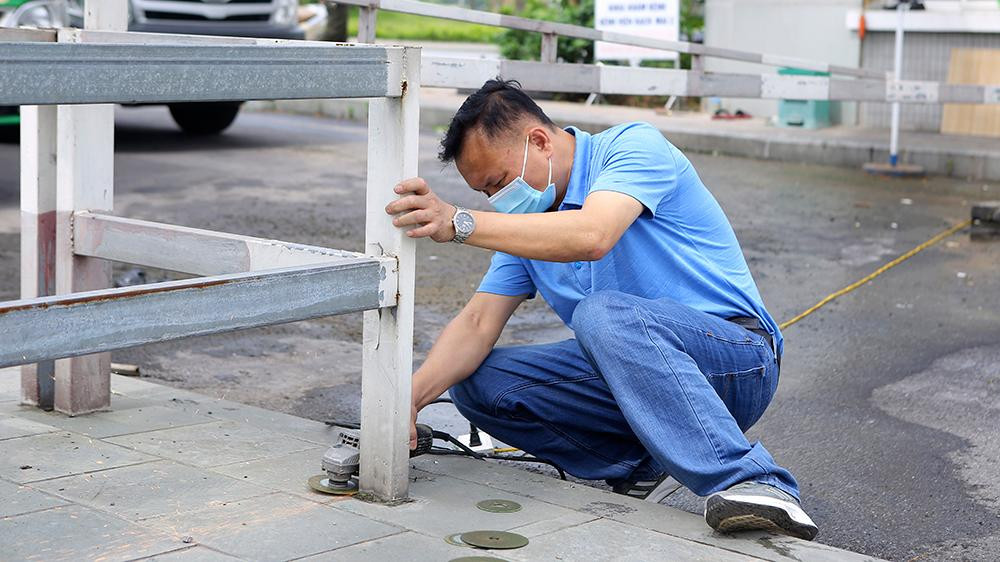 Ngay từ đầu giờ sáng, các công tác chuẩn bị để biến bệnh viện này trở này nơi điều trị cho những bệnh nhân nhiễm Covid-19 khẩn trương được thực hiện.