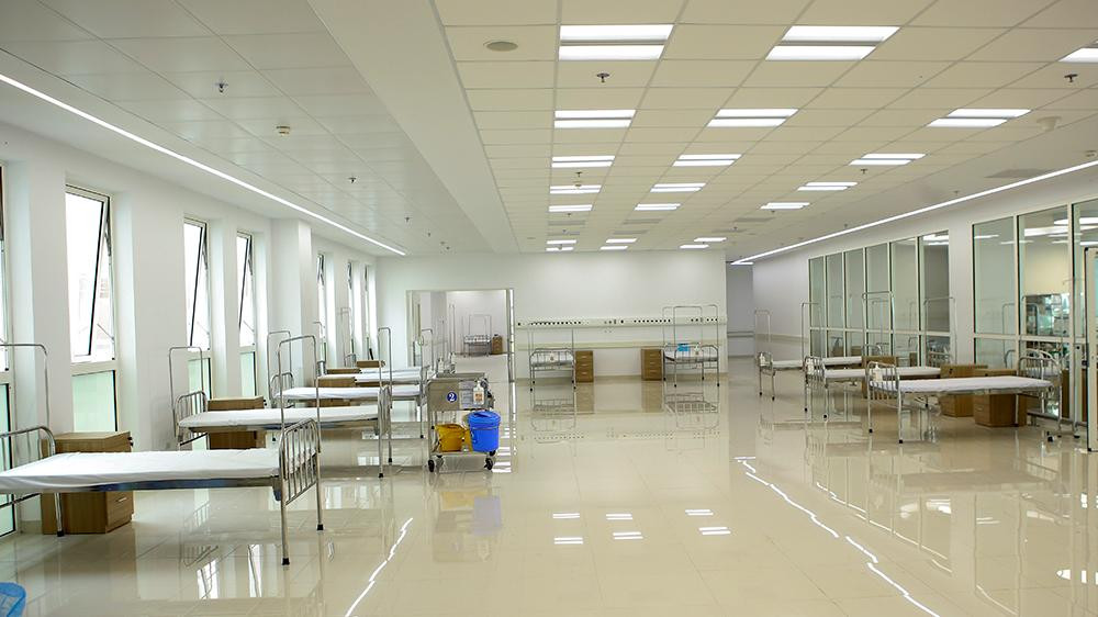 Hàng trăm giường bệnh đã được lắp đặt và vệ sinh, khử khuẩn để sẵn sàng đón bệnh nhân nhiễm Covid-19 vào điều trị.