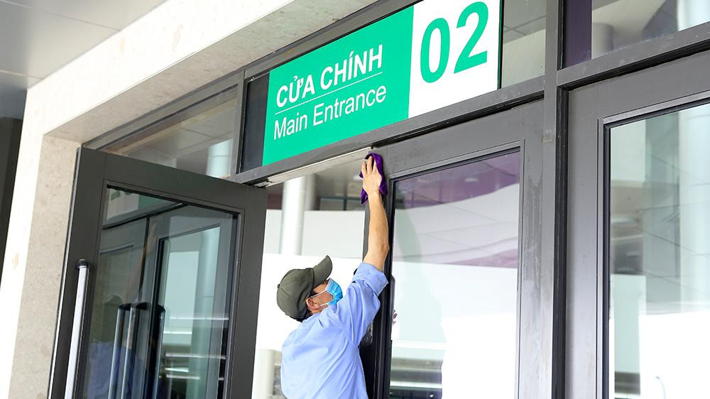 Công tác lau chùi vệ sinh và khử khuẩn được khẩn trương hoàn thành trong cuối giờ chiều ngày hôm nay.