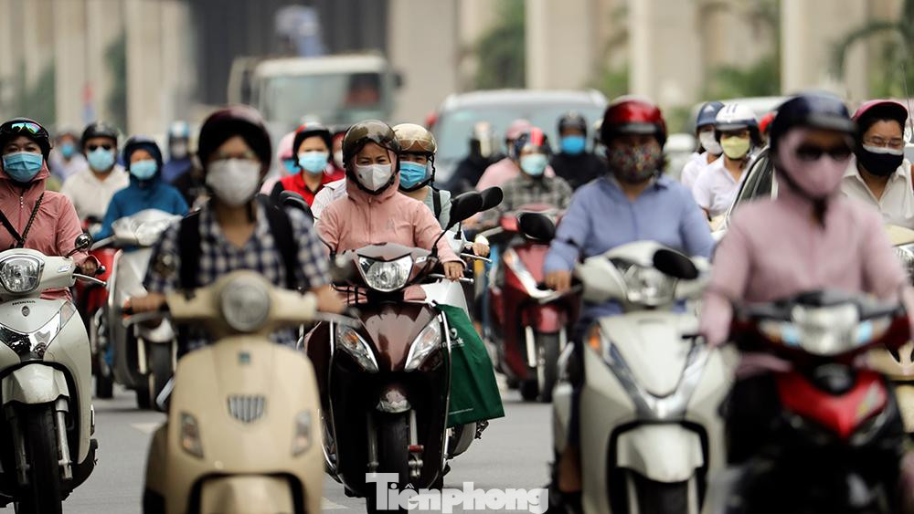 Khoảng 7h30 sáng, giao thông ùn tắc trên đường Hồ Tùng Mậu. Khoảng 7h30 sáng, giao thông ùn tắc trên đường Hồ Tùng Mậu.