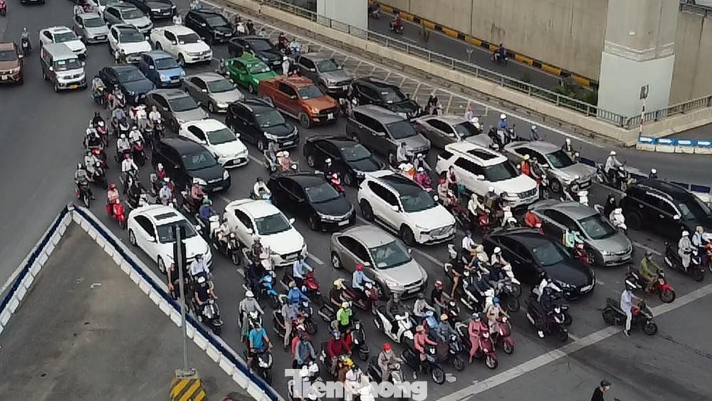 Ngã tư Nguyễn Trãi - Khuất Duy Tiến. Ngã tư Nguyễn Trãi - Khuất Duy Tiến.