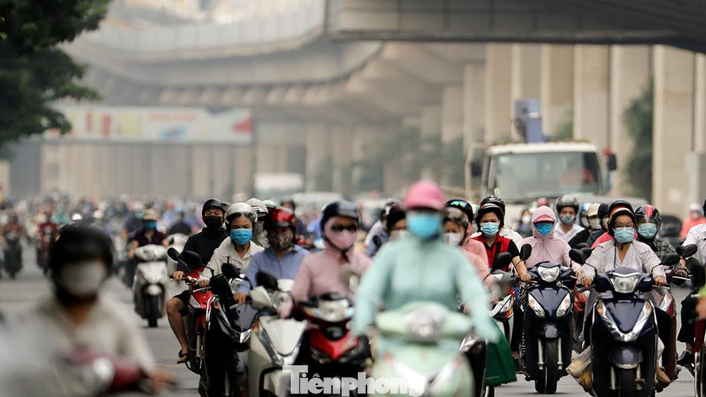 Sáng thứ hai đầu tuần, lượng phương tiện tham gia giao thông trên các tuyến đường là trực chính vào trung tâm thành phố nhìn chung khá đông đúc, nhiều tuyến đường cửa ngõ có nơi còn xảy ra tình trạng ùn ứ. Sáng thứ hai đầu tuần, lượng phương tiện tham gia giao thông trên các tuyến đường là trực chính vào trung tâm thành phố nhìn chung khá đông đúc, nhiều tuyến đường cửa ngõ có nơi còn xảy ra tình trạng ùn ứ.