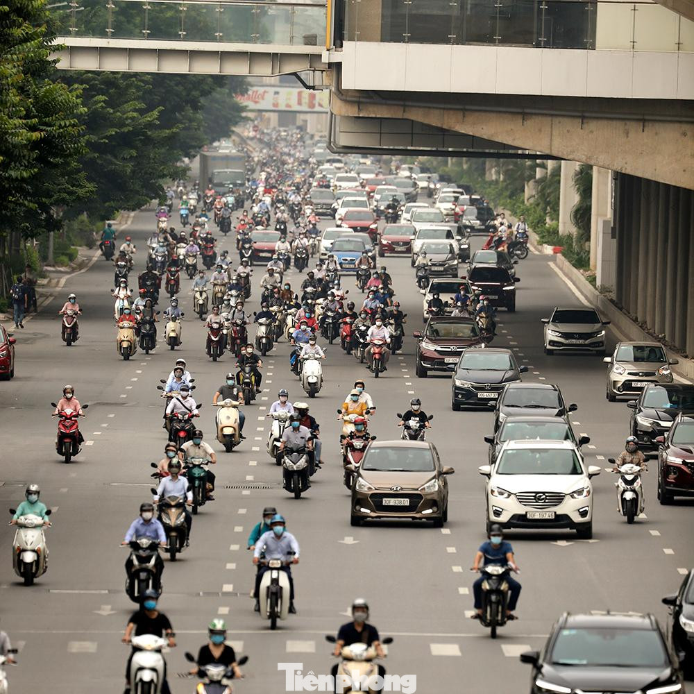 Trong sáng nay, trên nhiều tuyến đường như: Trần Duy Hưng, Ngã Tư Sở, Tây Sơn, Nguyễn Lương Bằng…, lượng phương tiện tham gia giao thông khá đông. Trong sáng nay, trên nhiều tuyến đường như: Trần Duy Hưng, Ngã Tư Sở, Tây Sơn, Nguyễn Lương Bằng…, lượng phương tiện tham gia giao thông khá đông.