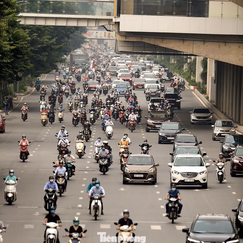 Trong sáng nay, trên nhiều tuyến đường như: Trần Duy Hưng, Ngã Tư Sở, Tây Sơn, Nguyễn Lương Bằng…, lượng phương tiện tham gia giao thông khá đông.