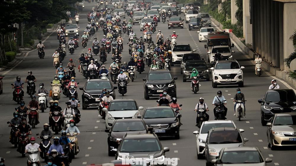 Theo ghi nhận của phóng viên Báo Tiền Phong, trên trục đường Nguyễn Trãi, phương tiện tham gia giao thông san sát nhau di chuyển trên đường. Theo ghi nhận của phóng viên Báo Tiền Phong, trên trục đường Nguyễn Trãi, phương tiện tham gia giao thông san sát nhau di chuyển trên đường.