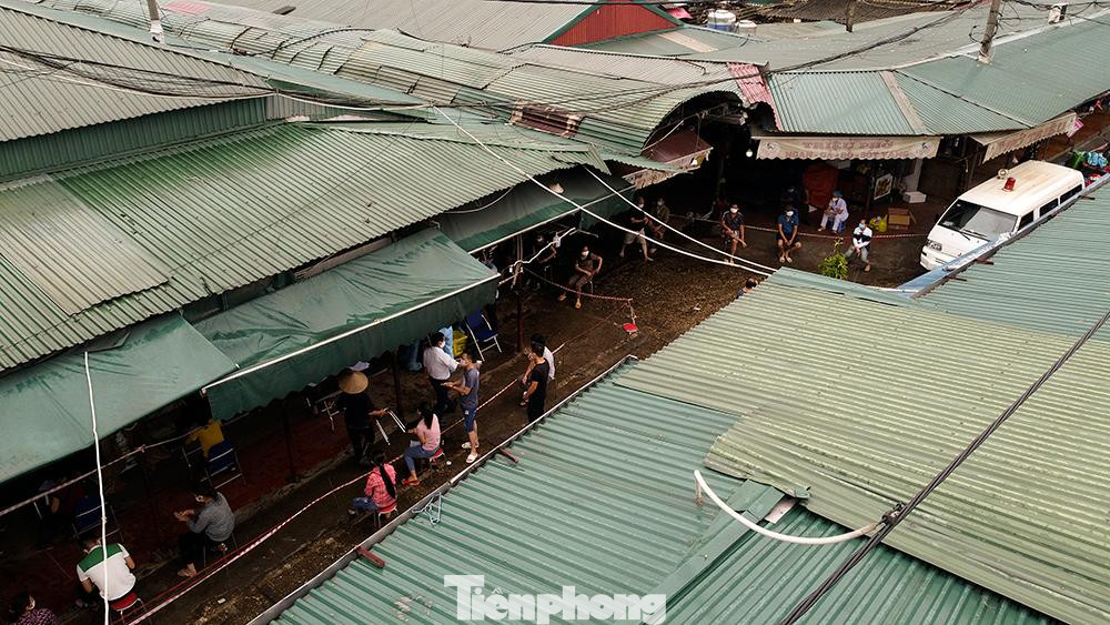 Lực lượng y tế quận Nam Từ Liêm đang khẩn trương lấy mẫu xét nghiệm COVID-19 tại chợ Phùng Khoang.