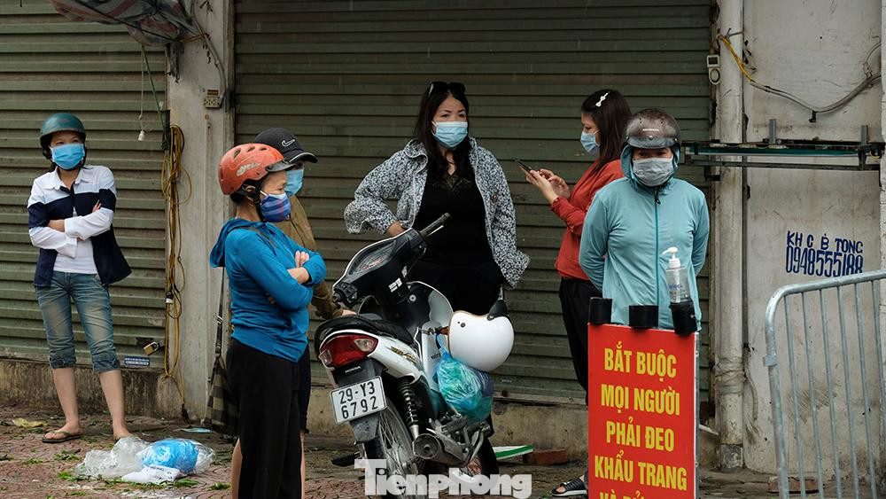 Tiểu thương hồi hộp chờ kết quả sau khi lấy mẫu xét nghiệm SARS-CoV-2 vào đầu giờ sáng nay.