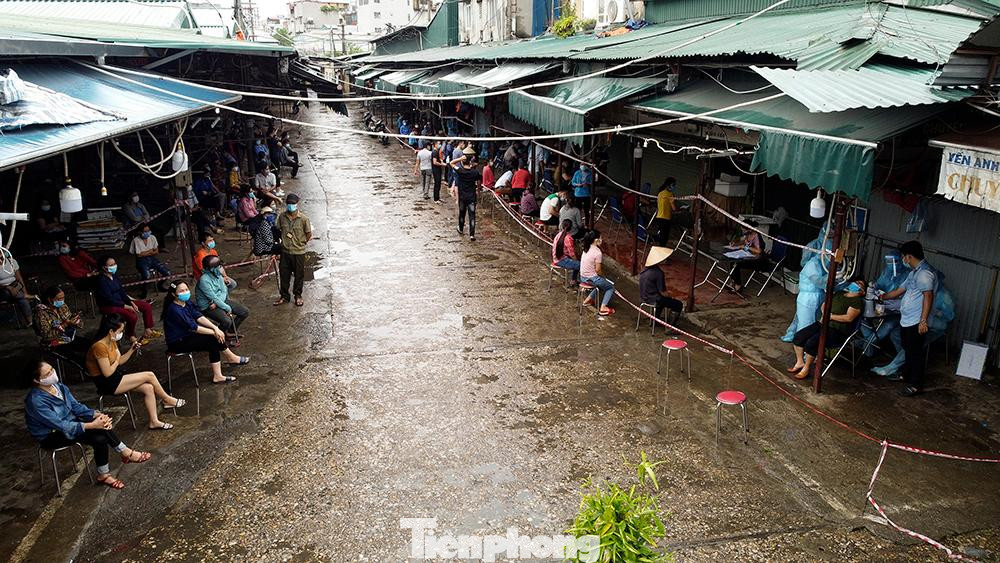 Ngày 27/7, bệnh nhân xuất hiện đau lưng, mỏi người nên nghỉ ở nhà. Đến ngày 30/7, bệnh nhân có sốt, ho đến bệnh viện Nông nghiệp khám. Kết quả test nhanh, bệnh nhân dương tính. Cơ quan chức năng sau đó đã lấy mẫu và xét nghiệm PCR. Kết quả, bệnh nhân dương tính với SARS-CoV-2.