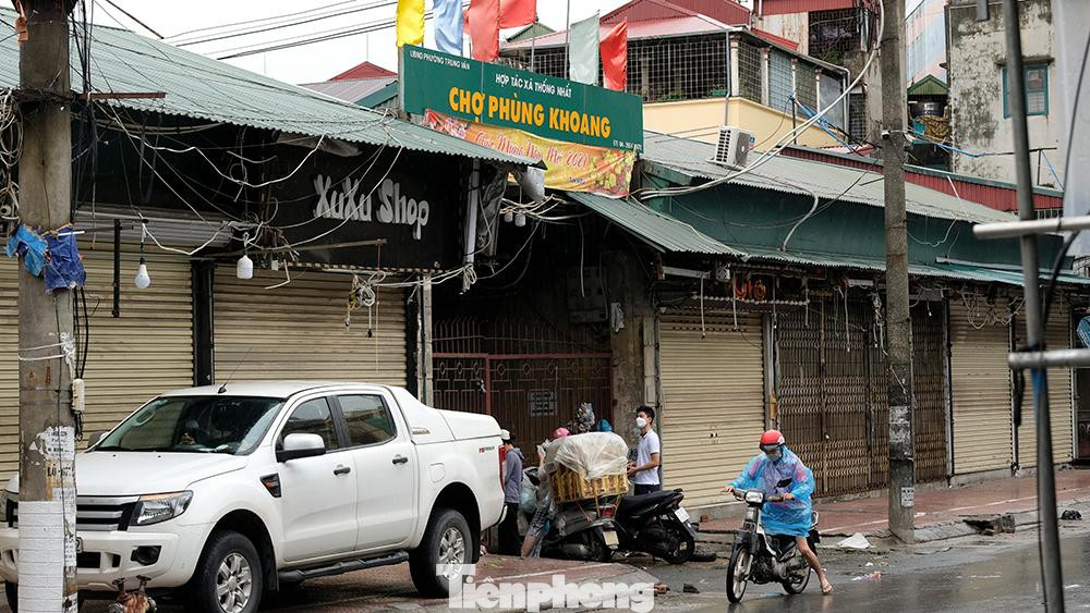 Các gian hàng ở chợ Phùng Khoang phải đóng cửa