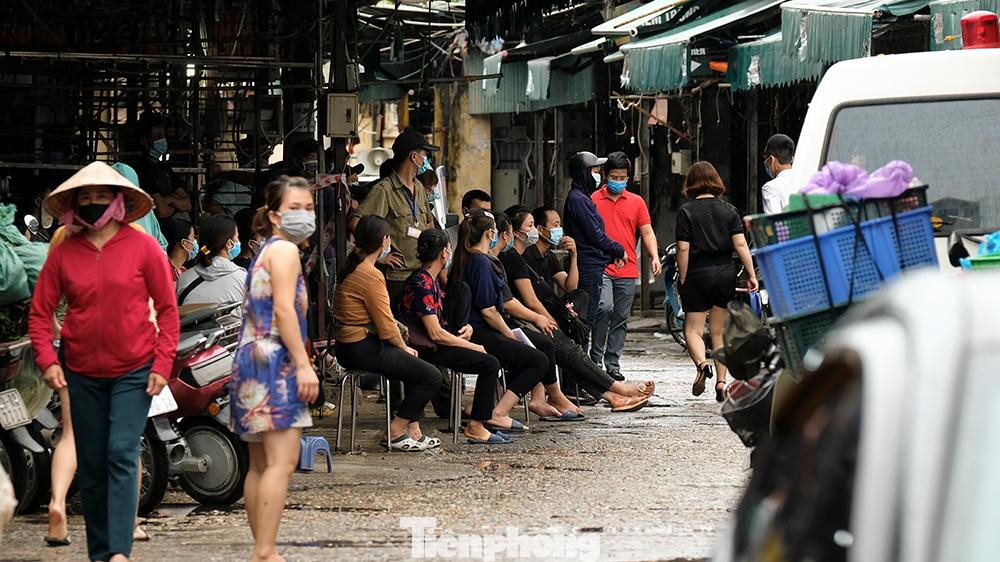 Sáng cùng ngày, lực lượng chức năng tiến hành lấy mẫu test nhanh COVID-19 cho các tiểu thương tại chợ.