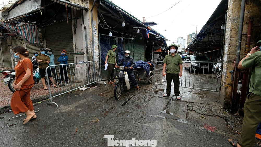 Sáng 1/8, lãnh đạo UBND quận Nam Từ Liêm, Hà Nội cho biết, ngay sau khi tiếp nhận thông tin về ca bệnh kể trên, lực lượng chức năng đã tạm dừng hoạt động toàn bộ khu chợ này.