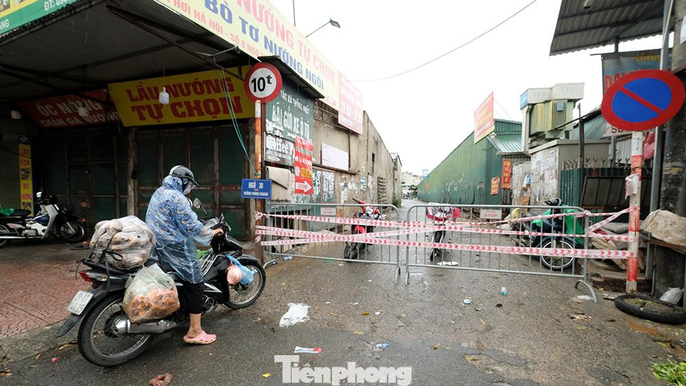 Bệnh nhân bán hàng tại cầu số 41, có 31 người cùng bán. Đối diện cầu 41 là cầu 42 cũng có 31 người bán rau.