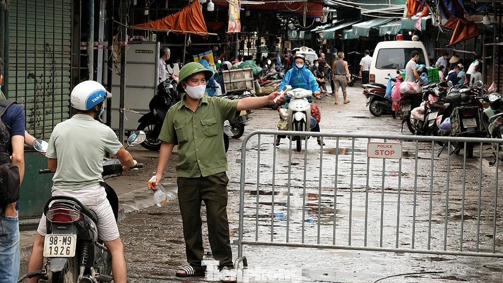 Những người đi chợ được chỉ dẫn sang chợ Phùng Khoang Trung Văn 1 ngay cạnh đó.