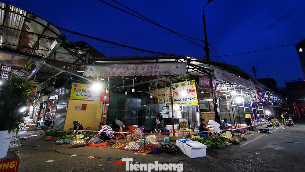 Cũng theo lãnh đạo quận Nam Từ Liêm, qua điều tra bước đầu xác định bệnh nhân bán hàng tại chợ đầu mối Phùng Khoang tiếp xúc với nhiều người. Sơ bộ xác định 12 trường hợp F1 là những người bán hàng xung quanh có tiếp xúc. Tổng số có khoảng hơn 300 người bán hàng tại chợ chia làm 2 khu, khu 1 có 100 người, khu 2 có hơn 200 người.