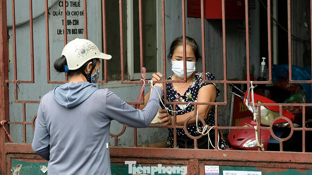Tuy nhiên, việc mua bán tại chợ này cũng có phần khó khăn hơn do e ngại dịch bệnh ở chợ Phùng Khoang Trung Văn 2 đang diễn biến phức tạp.