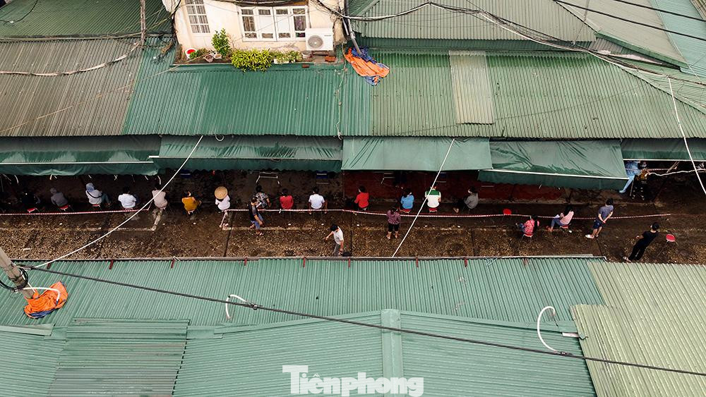 Trước đó, theo thông tin từ Sở Y tế Hà Nội cho biết, bệnh nhân B.T.H, nữ, sinh năm 1982, địa chỉ tại Tân Minh, Thường Tín. Hàng ngày, người này thường lấy rau tại chợ Vồi - Thường Tín và lên bán tại chợ Phùng Khoang, Nam Từ Liêm (từ khoảng 4-8 giờ sáng).