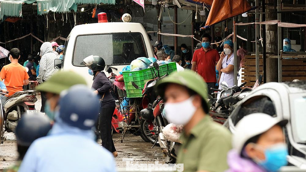 Ngay sau khi tiếp nhận thông tin ca bệnh, toàn chợ Phùng Khoang cũng đã được tiến hành phun khử khuẩn. Lấy mẫu xét nghiệm và liên hệ chuyển các trường hợp F1 đi cách ly tại khu cách ly tập trung. Bên cạnh đó tiếp tục điều tra để tiến hành xác minh các trường hợp liên quan.