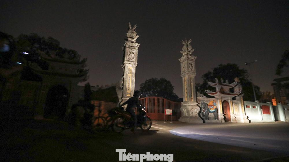 Họ trở về nhà khi trời sắp sáng, thành phố đã bắt đầu thức dậy.