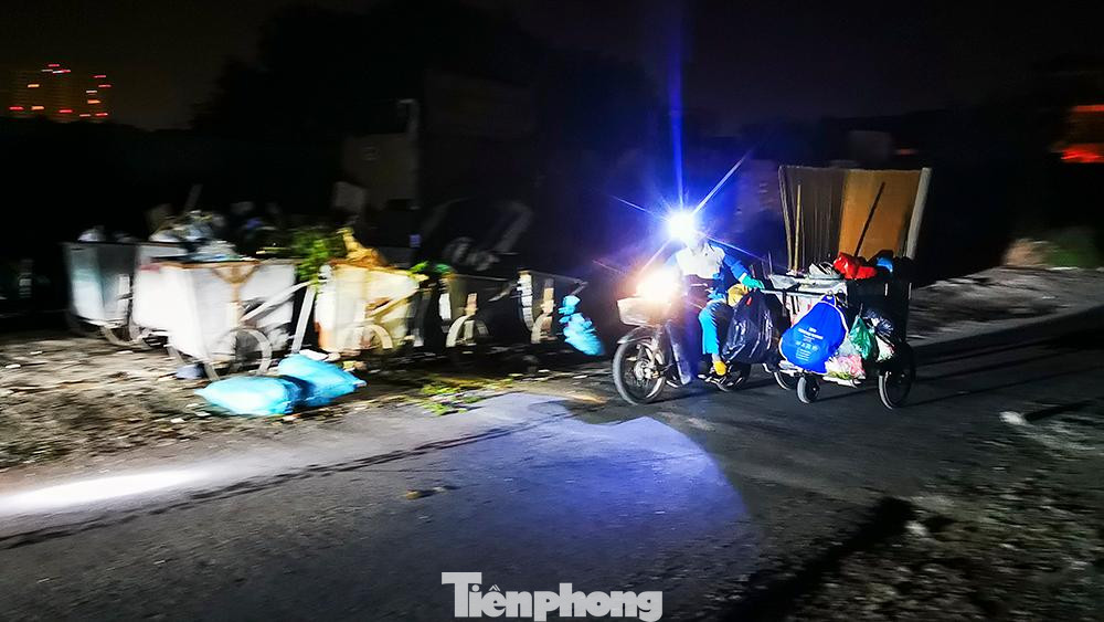 Thời gian gần đây, người dân sử dụng khẩu trang y tế dùng một lần khá nhiều. Thế nên lượng rác thải này được thải ra môi trường rất lớn. Nếu không thu gom đúng cách, đây hoàn toàn có thể trở thành nguồn lây bệnh.