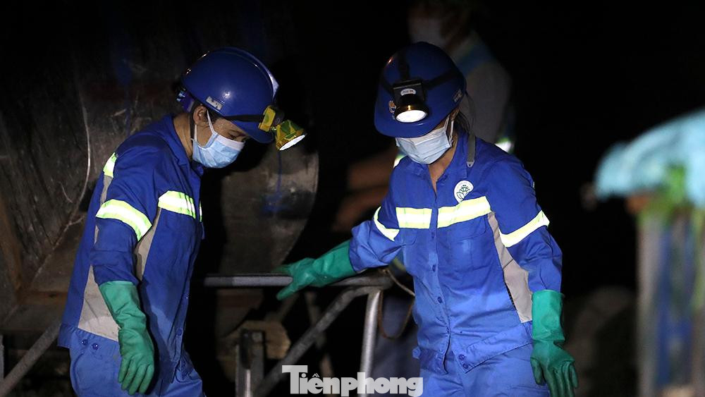 Những công nhân môi trường thầm lặng ngày đêm gìn giữ vệ sinh đường phố, hạn chế tối đa mầm mống dịch bệnh phát sinh từ rác thải.