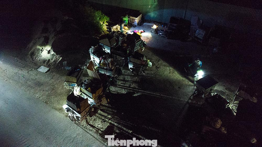 Hà Nội đang trong những ngày giãn cách xã hội. Tất cả các cửa hiệu, nhà hàng, khách sạn trên phố đều đã đóng cửa. Người dân không ra khỏi nhà khi không có việc thật cần thiết.