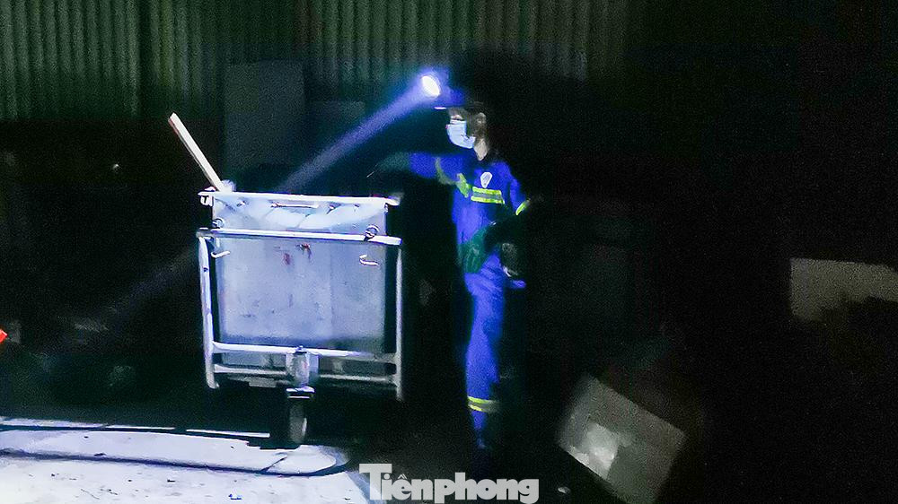 Vậy nên, khi màn đêm buông xuống, phố xá dường như chẳng còn ai ngoài những công nhân môi trường như họ.