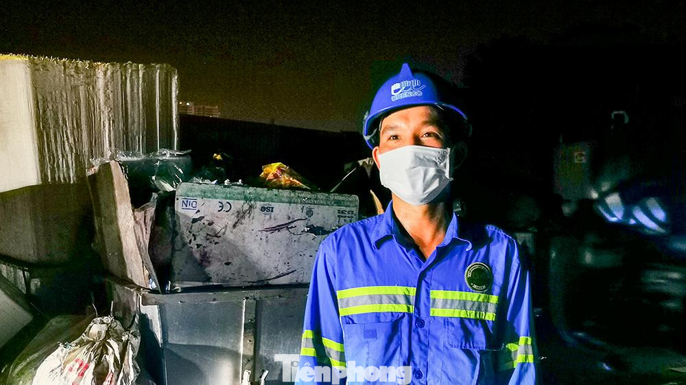 Để phòng, chống dịch cho chính bản thân, những người lao công đã được trang bị đầy đủ bảo hộ, khẩu trang, kính chống giọt bắn... để yên tâm làm nhiệm vụ.