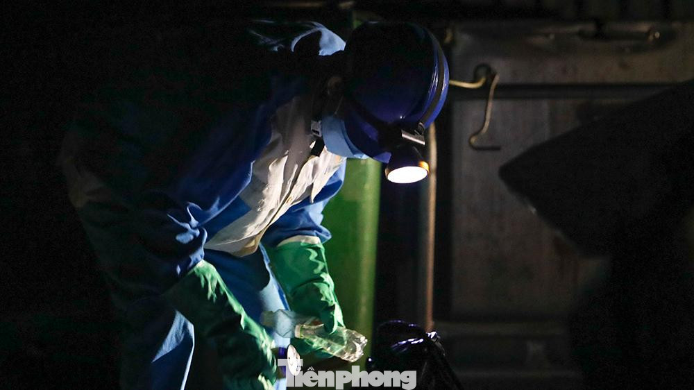 Mốt số người dân "hạn chế tiếp xúc" nên thường vứt rác trước cửa nhà hoặc trong các góc phố chứ không mang ra đổ trực tiếp như ngày thường. Vì vậy, công nhân môi trường khá vất vả khi phải đi tới tận nơi, đến trước cửa từng nhà để thu gom rác.