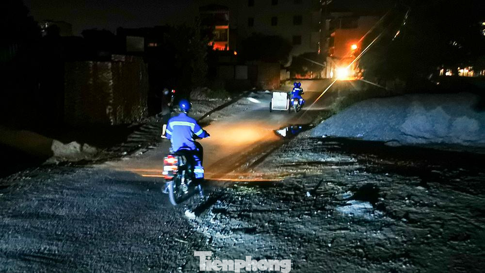 Mỗi ca làm việc của họ diễn ra trong khoảng 5 tiếng đồng hồ xuyên màn đêm liên tục không ngơi nghỉ.