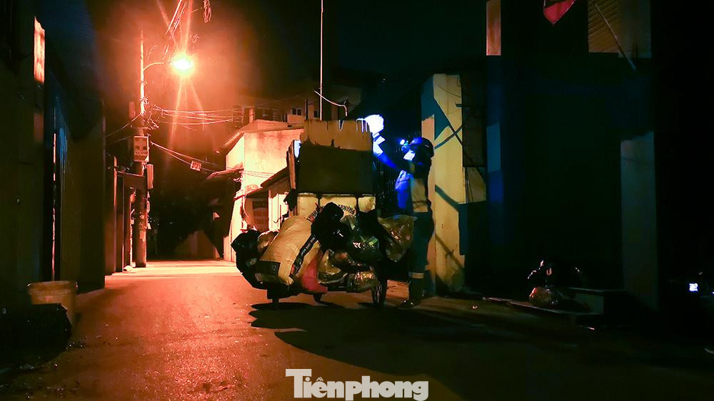 Vào thời điểm giãn cách xã hội như thế này, công việc đó có phần còn vất vả hơn.