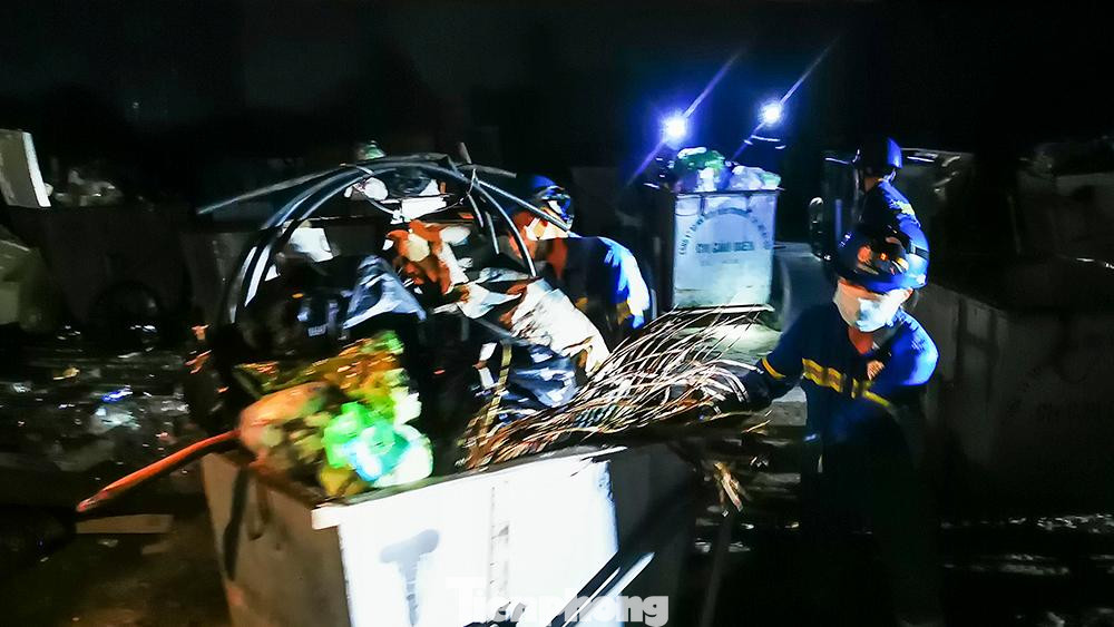 Sau khi kết thúc mỗi ca các công nhân môi trường còn tiến hành vệ sinh khử trùng, rửa tay bằng xà phòng, sát khuẩn các vật dụng và đồ dùng bảo hộ.