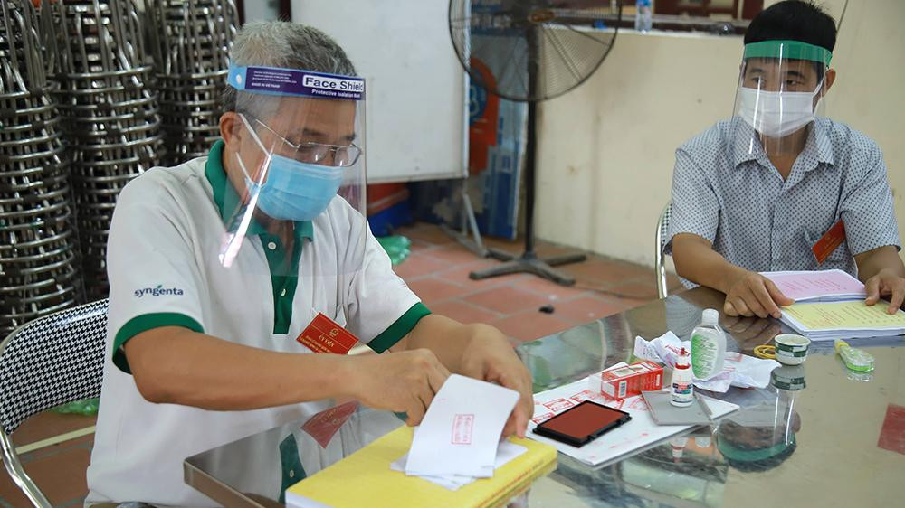 Các đơn vị bầu cử thực hiện nghiêm các biện pháp phòng dịch như: đo thân nhiệt, sát khuẩn, giữ khoảng cách 2 m, thông báo giờ thời gian cụ thể đối với từng phòng để tránh tụ tập đông người… Các đơn vị bầu cử thực hiện nghiêm các biện pháp phòng dịch như: đo thân nhiệt, sát khuẩn, giữ khoảng cách 2 m, thông báo giờ thời gian cụ thể đối với từng phòng để tránh tụ tập đông người…